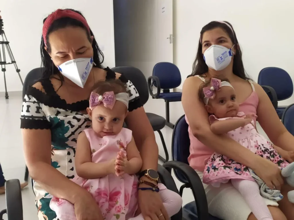 Prestes a completar dois anos de vida, as irmãs e a família voltarão para Santo Antônio de Jesus, onde nasceram | Foto: divulgação