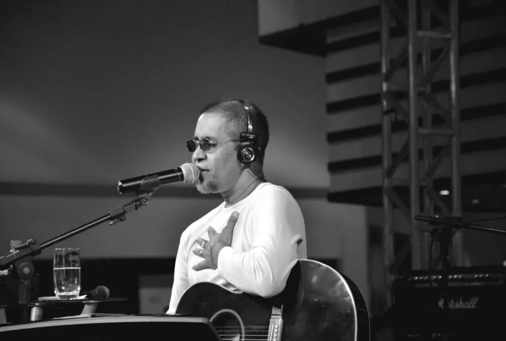 Carlinhos Santos promete cantar muito pop para a unidade de saúde. | Foto : Divulgação