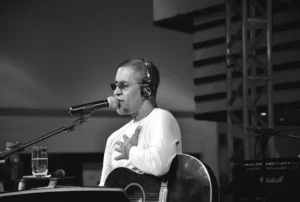 Carlinhos Santos promete cantar muito pop para a unidade de saúde. | Foto : Divulgação