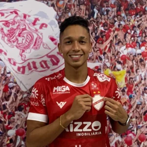 O volante retorna ao futebol brasileiro após passagem pelo futebol português e já foi apresentado com a camisa de seu mais novo clube | foto: Divulgação