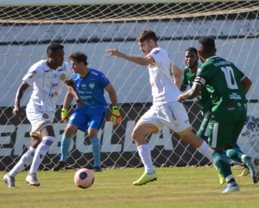 Atacante (esq) foi autor de dois gols em vitória por 3 a 0, o segundo com passe do meia Abano (centro)| foto: Edvaldo Assis Melo