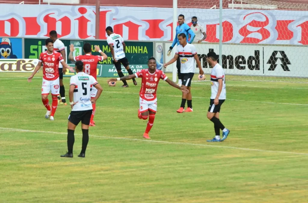 Com dois gols do atacante Kelvin, o Vila Nova bateu o Anápolis por 3 a 1 | Foto: Afonso Cardoso