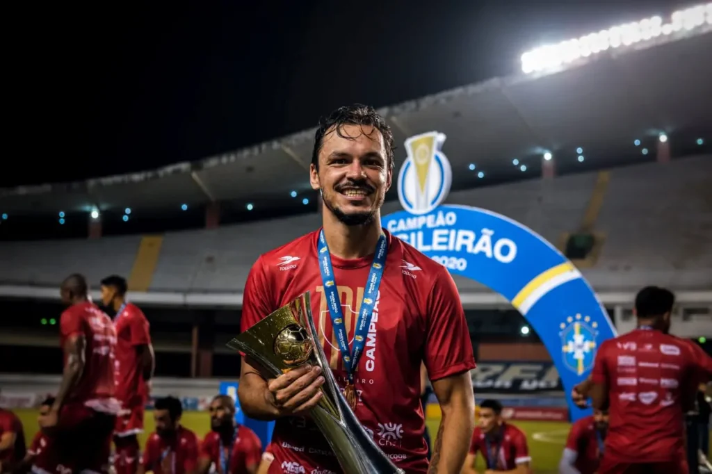 Com a camisa do Vila Nova, o volante Yuri atuou em 21 partidas e foi campeão da Série C, na temporada passada | Foto: Douglas Monteiro/Vila Nova FC