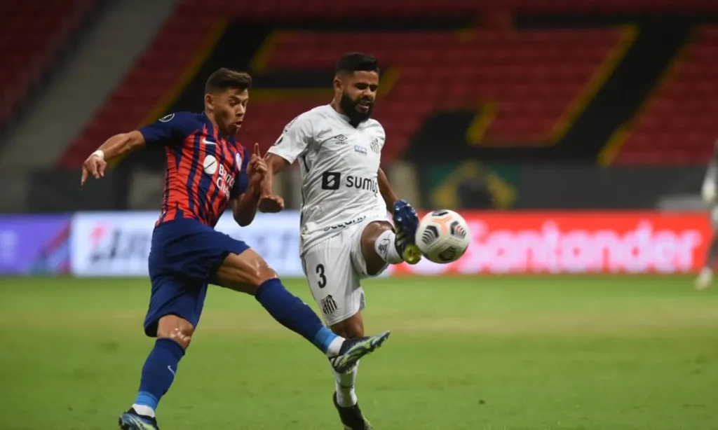 Felipe Jonathan completou 100 jogos com a camisa do Santos e deu assistência para o primeiro gol da partida | Foto: Ivan Storti/Santos FC