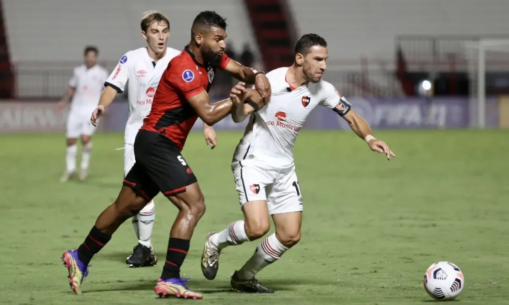 Willian Maranhão marcando Maxi Rodriguez durante o empate sem gols no Antônio Accioly | Foto: Divulgação/Newell's