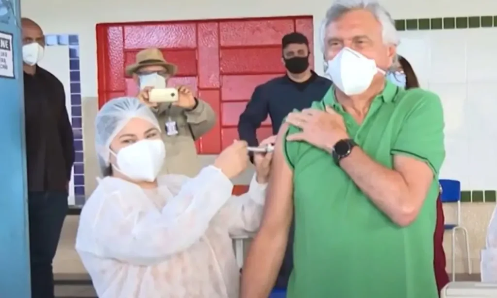O governador, de 71 anos, se vacinou na Área 1 da PUC-Goiás, na manhã desta terça-feira (20/4) | Foto: reprodução/TV Anhanguera