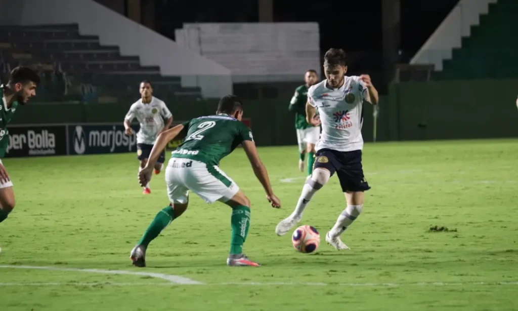 Meia Albano retorna de suspensão nesta quarta-feira e já fez gol na Serrinha em 2021, porém pela edição 2020 do Goianão | foto: Nicolle Mendes / Aparecidense