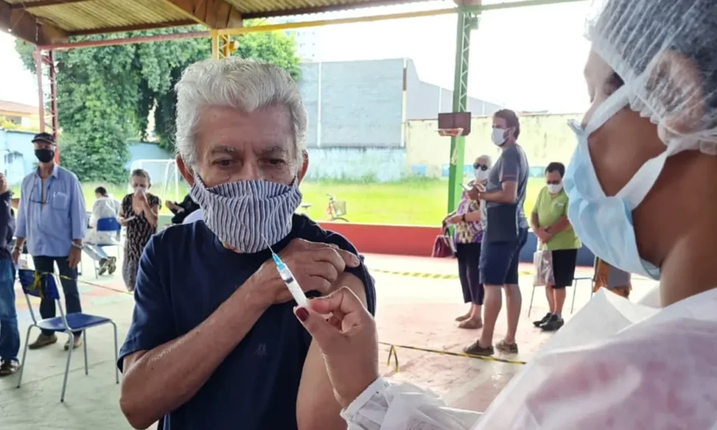 Idosos a partir de 67 anos recebem reforço da Coronavac nesta quinta, enquanto profissionais da saúde recebem primeira e segunda dose contra a doença até sexta-feira  | Foto: Divulgação