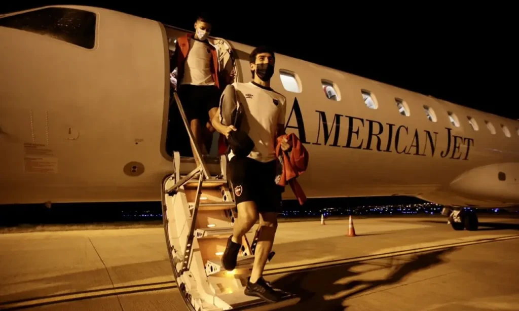 Após escala em Foz do Iguaçu, Newell’s desembarcou em Goiânia na noite desta segunda | Foto: Divulgação/Newell’s