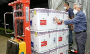 O governador, Ronaldo Caiado, destacou que a nova remessa será destinada para aplicação da segunda dose | Foto: Divulgação/André Saddi