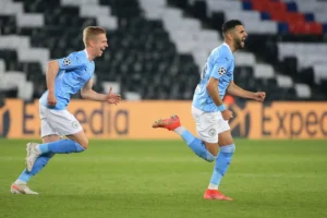 Atacante Mahrez de falta foi autor do gol que permitiu a virada dos ingleses e a vitória fora de casa | foto: Reuters