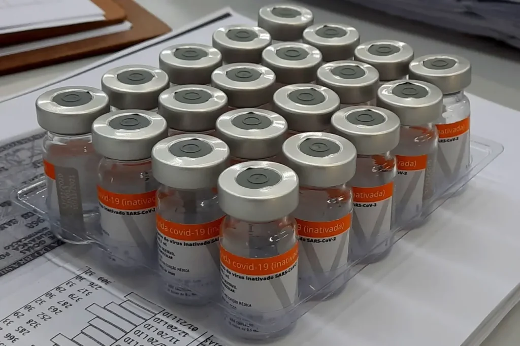 De acordo com o MPGO, os frascos continham, juntos, mais de 200 doses e fora furtados em duas ocasiões, no dia 17 de março e 7 de abril. O denunciado pretendia revender as vacinas por R$ 500,00 cada frasco | Foto: divulgação