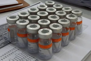 De acordo com o MPGO, os frascos continham, juntos, mais de 200 doses e fora furtados em duas ocasiões, no dia 17 de março e 7 de abril. O denunciado pretendia revender as vacinas por R$ 500,00 cada frasco | Foto: divulgação