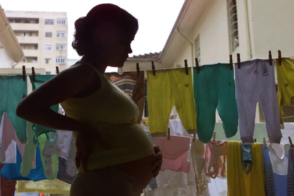 Um dos critérios é que a mãe esteja frequentando a escola | Foto: Tuca Vieira/Folhapress