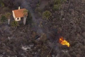Vulcão Cumbre Vieja começou a entrar em erupção no último domingo (19) deixando mais de 200 moradias destruídas e cerca de 6 mil pessoas tiveram que deixar as casas | Foto: Alfonso Escalero