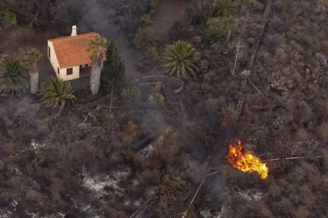 Vulcão Cumbre Vieja começou a entrar em erupção no último domingo (19) deixando mais de 200 moradias destruídas e cerca de 6 mil pessoas tiveram que deixar as casas | Foto: Alfonso Escalero