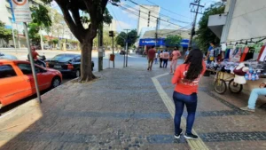 Ao O Hoje, funcionários de lojas do Centro de Goiânia afirmam que convencer pessoas a comprar em lojas físicas tem sido um desafio cada vez maior | Foto: Nathan Sampaio