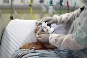 De acordo com ela, a "ordem expressa" dada aos médicos era de "entregar o kit [covid] e não internar o paciente".  | Foto: Reprodução