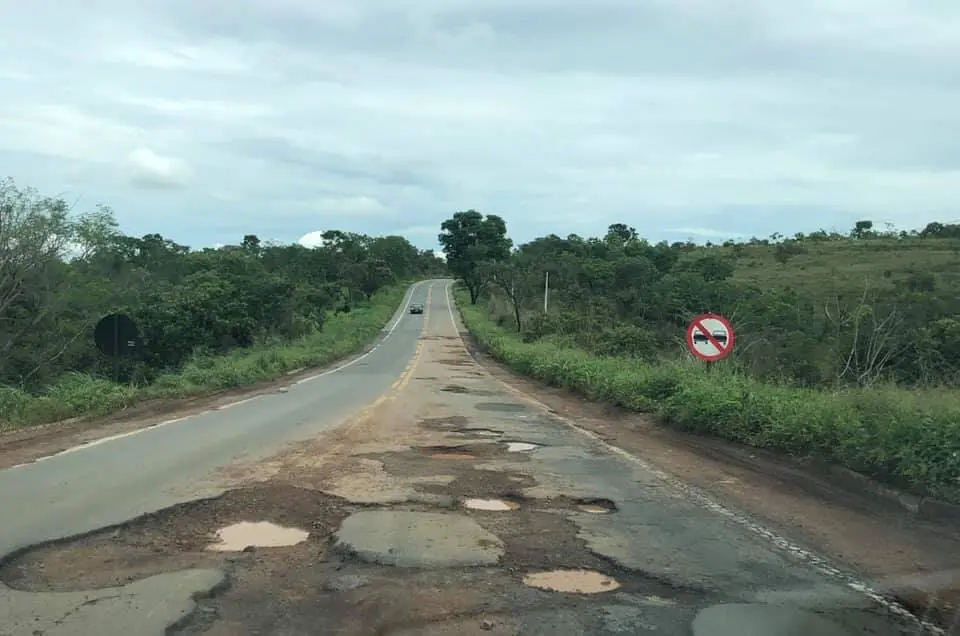 Promota questionou sobre o estado precário da rodovia, mato alto que invade a pista e a falta de sinalização adequada. | Foto: Reprodução