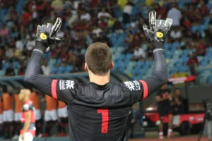 Sem ser relacionado nos últimos jogos, Kozlinski era o titular do Atlético-GO no último jogo com a presença da torcida | Foto: Paulo Marcos/ACG