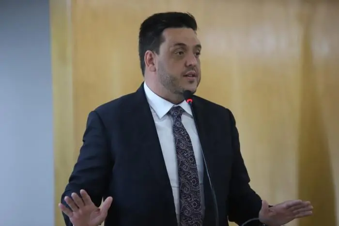 Pesquisas de intenção de voto e movimentações pelos quatro cantos do estado já são observadas e garantem um clima acirrado para o pleito que se aproxima.