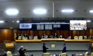 Dos 35 parlamentares, quatro votaram contra e dois se abstiveram; Mauro Rubem afirma que recorreu decisão que suspende tramitação | Foto: Reprodução