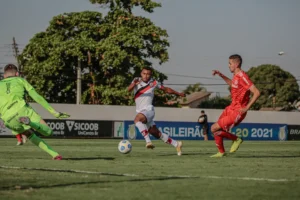 Na derrota para o Internacional, Jean Carlos marcou o quarto gol na temporada e sonha com vaga no time principal do Atlético-GO | Foto: Bruno Corsino/ACG