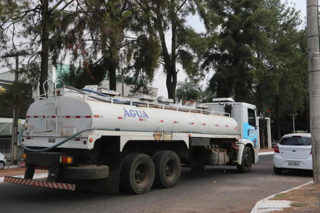 Serviços podem variar de R$ 300 a R$ 700 para um caminhão de 15 mil litros, mas é preciso agendar para ser atendido | Foto: Jota Eurípedes