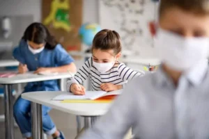 Documento exige que sejam respeitados distanciamentos de um metro entre alunos e de dois metros entre professores. | Foto: Reprodução