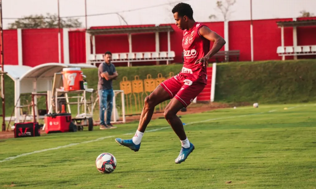 O volante Moacir pede que a torcida vilanovense compareça à partida contra o Confiança | Foto: Douglas Monteiro/Vila Nova FC