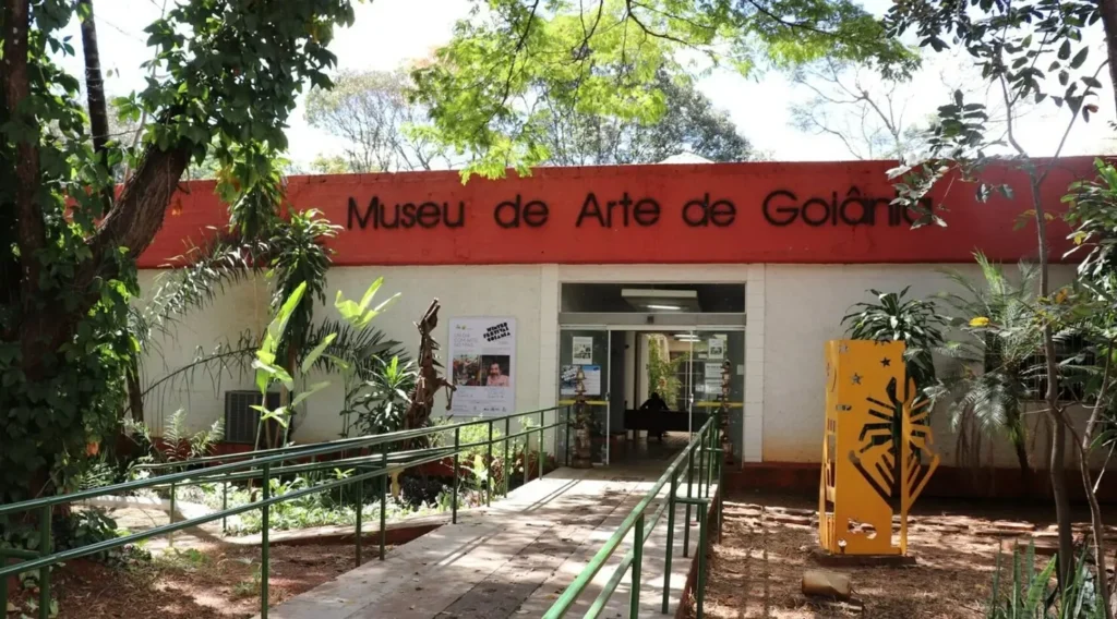 A exposição apresenta uma seleção de obras que se relacionam por meio de suas escalas, dimensões físicas, questões sociais e emocionais | Foto: Reprodução/ Prefeitura de Goiânia