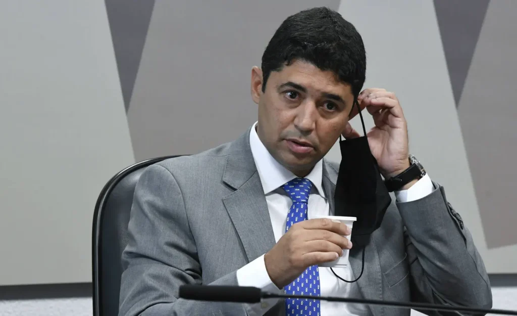 O presidente da comissão, Omar Aziz (PSD-AM), deu indícios de que poderia agredir Rosário. | Foto: Reprodução/Agência Senado
