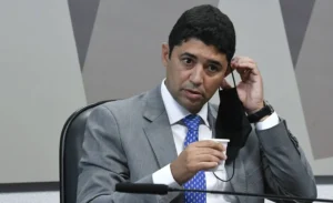 O presidente da comissão, Omar Aziz (PSD-AM), deu indícios de que poderia agredir Rosário. | Foto: Reprodução/Agência Senado
