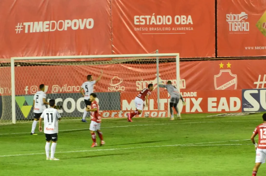 Clayton abriu caminho para a vitória colorada no Estádio Onésio Brasileiro Alvarenga | Foto: Afonso Cardoso
