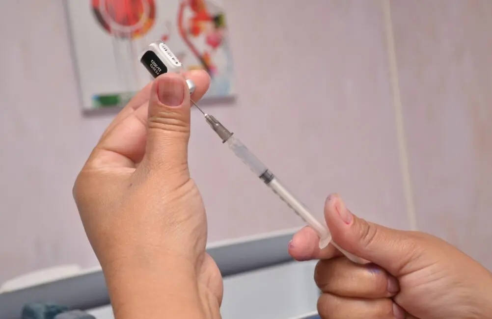 No momento, idosos e pessoas imunossuprimidas recebem uma terceira dose de reforço. A vacinação em adolescente também avança em diferentes municípios | Foto: Reprodução