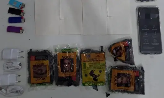 Com o suspeito, de 32 anos, foram apreendidos, drogas, celulares e outros objetos | Foto: DGAP