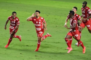 Com gols de Alesson (foto) e Pedro Jr, o Vila Nova venceu o Goiás na Serrinha pela Série B | Foto: Afonso Cardoso
