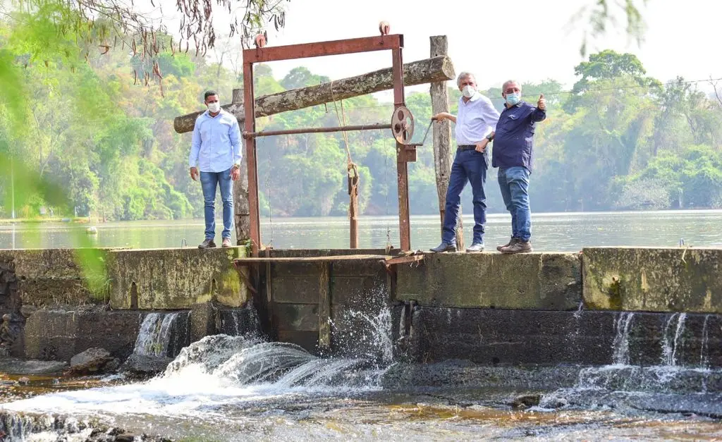 Governador abriu barragem de propriedade rural com o objetivo de reequilibrar Bacia do Rio Meia Ponte, que está com volume próximo ao nível crítico IV, com vazão de 2 mil litros por segundo. | Foto: Reprodução