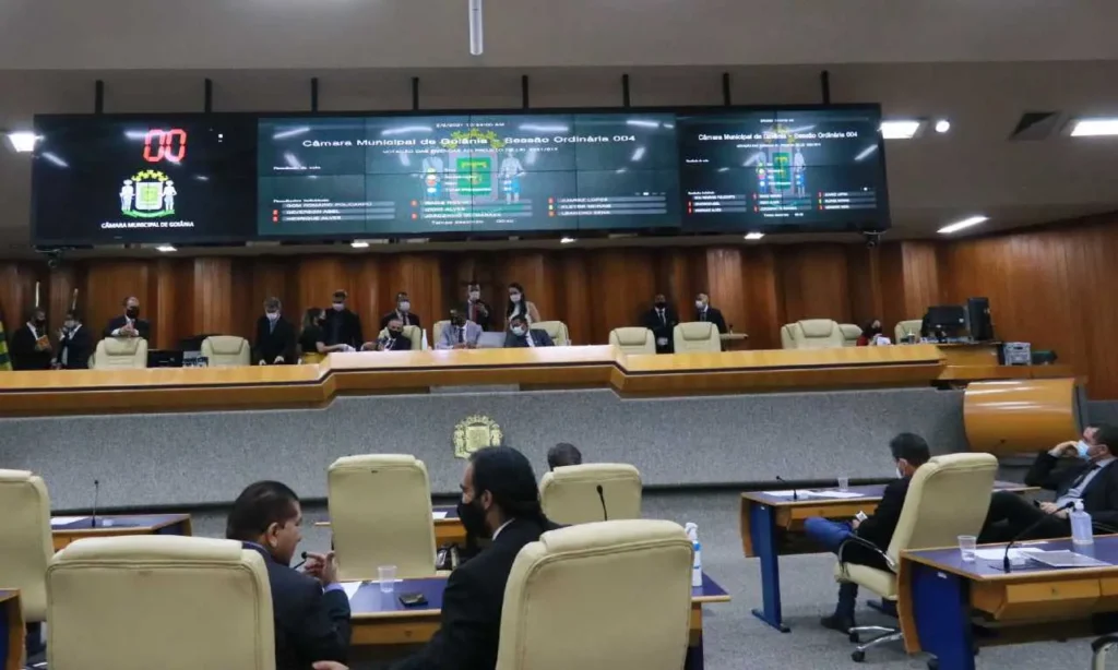 A proposta recebeu apenas o voto contrário do vereador Lucas Kitão (PSL). Nos bastidores, a decisão significa um fortalecimento do atual presidente, Romário Policarpo (Patriota) | Foto: reprodução