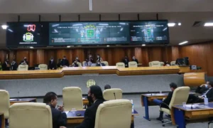 A proposta recebeu apenas o voto contrário do vereador Lucas Kitão (PSL). Nos bastidores, a decisão significa um fortalecimento do atual presidente, Romário Policarpo (Patriota) | Foto: reprodução