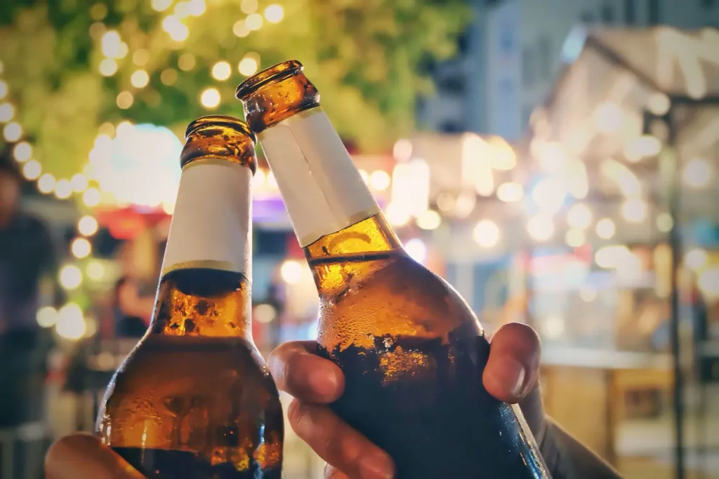 A empresa é dona de 60% do mercado brasileiro, e distribui marcas como Skol, Antarctica e Brahma. | Foto: Reprodução