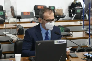 O senador pediu ainda que a Polícia Legislativa apure o crime de homofobia cometido pelo empresário bolsonarista em postagem na internet, e exigiu um pedido de desculpas do depoente à comunidade LBGTQIA+. | Foto: Reprodução