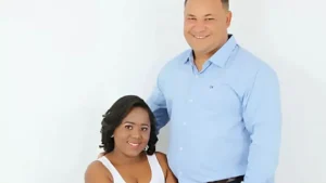 O casal e outros parentes tiveram que ser levados às pressas para o hospital. A suspeita é que uma ex do noivo mandou o presente | Foto: reprodução