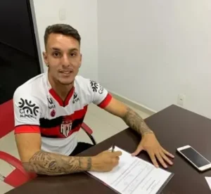 Após deixar a base do Goiás recentemente, João Lucas assina até 2023 com o Atlético Goianiense | Foto: Divulgação