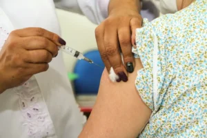 Esse número registrado tem a ver com o avanço da vacinação no país e a atual estabilização da média de mortes provocadas pelo vírus nos últimos dias. 