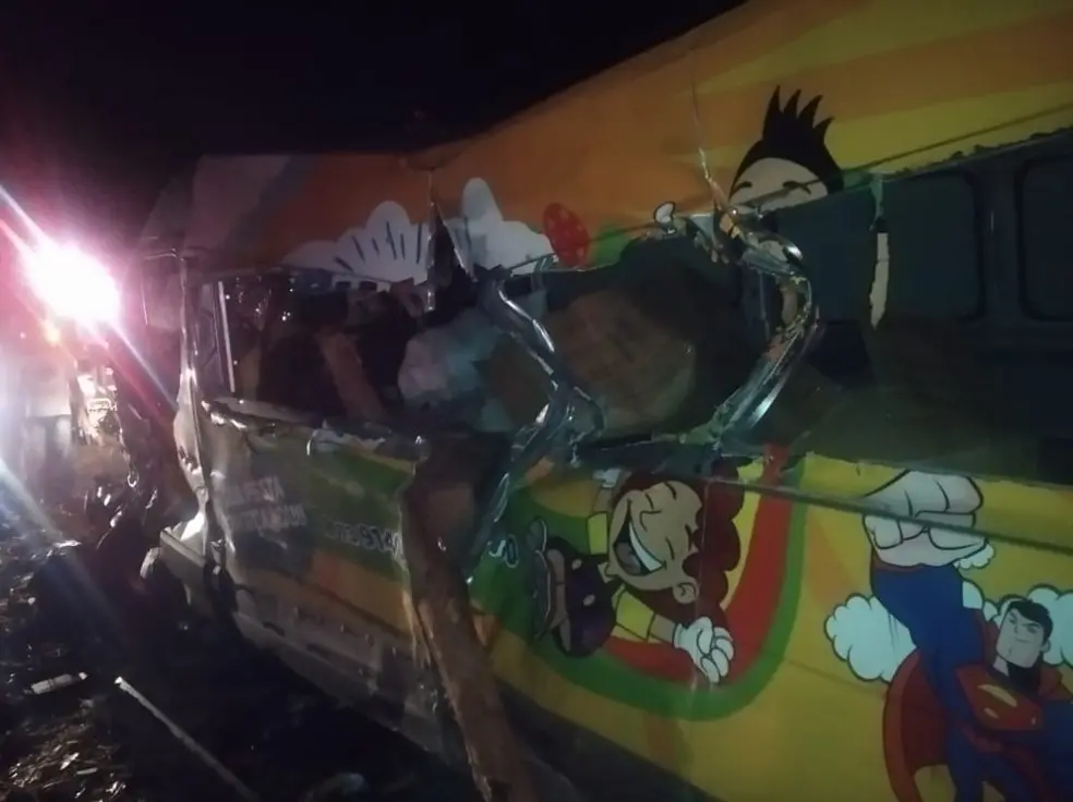 A PRF relatou que um dos vagões da carreta, carregada de eucalipto, ao fazer uma curva, tombou, desprendeu e rodou na pista atingindo os outros veículos contrários | Foto: rede social