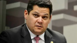 Segundo informações, pessoas de confiança do ex-presidente do Senado recolhiam parte do salário de seis assessoras | Foto: Reprodução