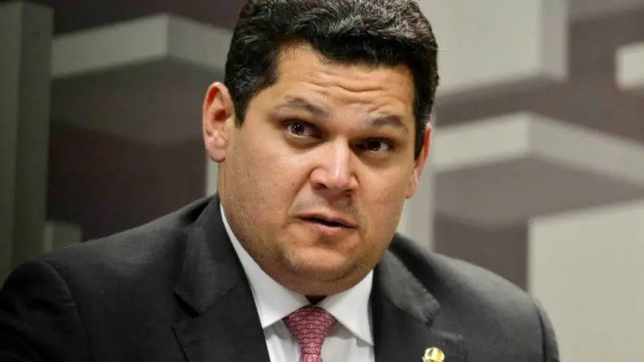 Segundo informações, pessoas de confiança do ex-presidente do Senado recolhiam parte do salário de seis assessoras | Foto: Reprodução