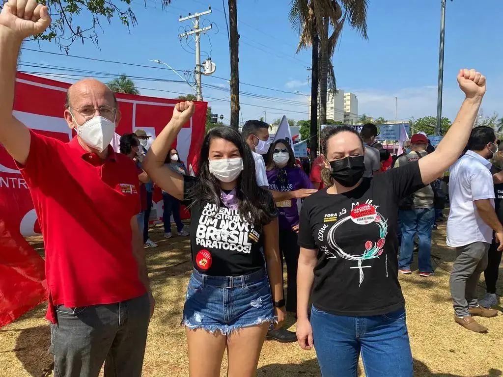 Em Goiânia, ato ocorreu na Praça do Trabalhador e reuniu centenas de pessoas que pediam, além do afastamento do presidente, apuração das denúncias de negligência durante a pandemia | Foto: reprodução/Instagram da deputada estadual Delegada Adriana Accorsi