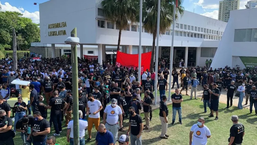 Governo Estadual sujeitou a reposição salarial à adesão do Estado ao RRF. Políticos de direita e  de esquerda dividiram o mesmo palanque, mas houve vaias | Foto: rede social